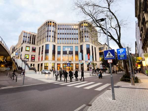 Modern gestaltete Büroräume und Arbeitsplätze im Herzen Stuttgarts — Bild 1