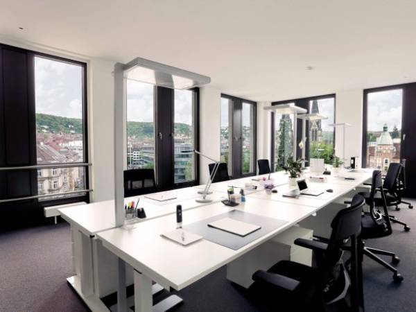 Modern gestaltete Büroräume und Arbeitsplätze im Herzen Stuttgarts — Bild 2