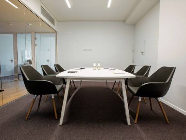 Modern gestaltete Büroräume und Arbeitsplätze im Herzen Stuttgarts — Bild 3