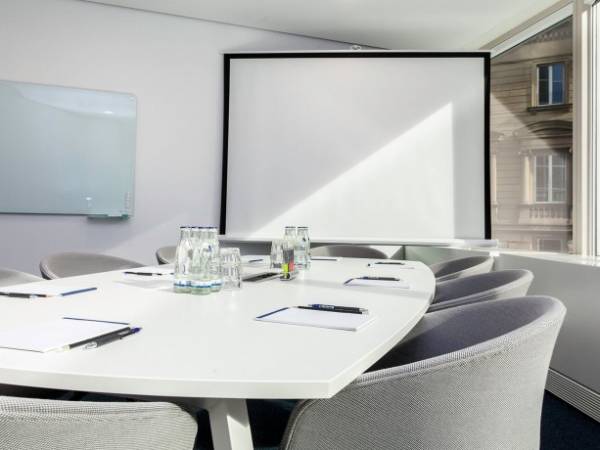 Modern gestaltete Büroräume und Arbeitsplätze mit Skyline-Blick — Bild 2