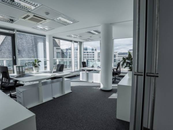 Individuelle Büroräume und Arbeitsplätze in modernem Gebäude — Bild 1