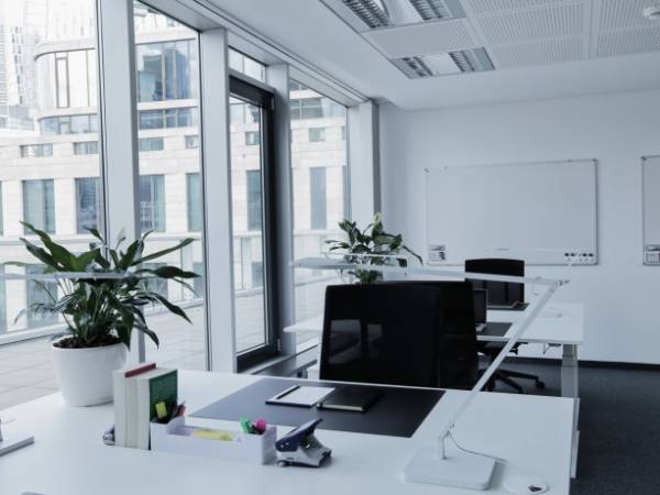 Individuelle Büroräume und Arbeitsplätze in modernem Gebäude — Bild 2