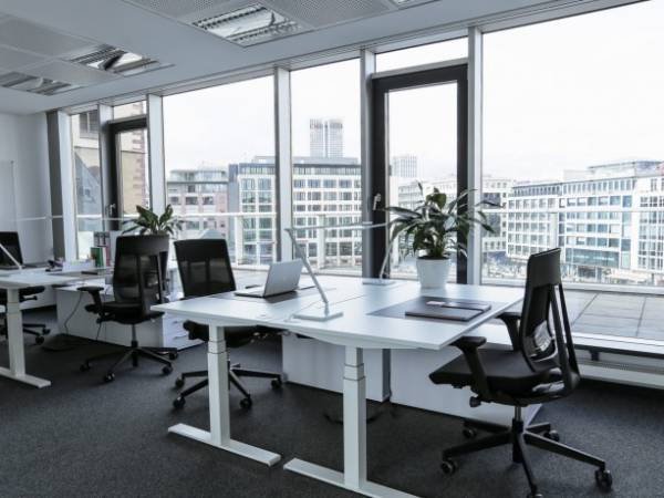 Individuelle Büroräume und Arbeitsplätze in modernem Gebäude — Bild 3