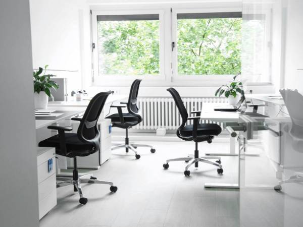 Modern gestaltete Büroräume und Arbeitplätze — Bild 2
