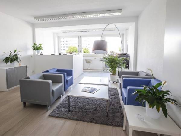 Modern gestaltete Büroräume und Arbeitplätze — Bild 3