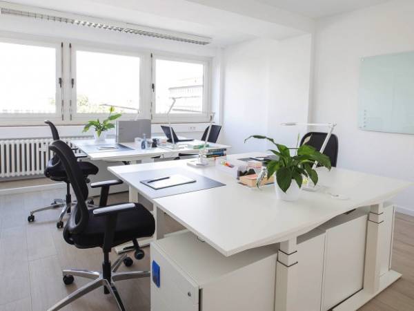 Modern gestaltete Büroräume und Arbeitplätze — Bild 1