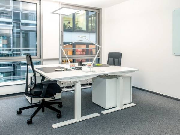 Modern gestaltete Büroräume und Arbeitsplätze direkt am Neuen Wall — Bild 2