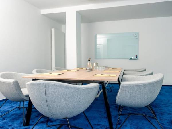 Modern gestaltete Büroräume und Arbeitsplätze direkt am Neuen Wall — Bild 3