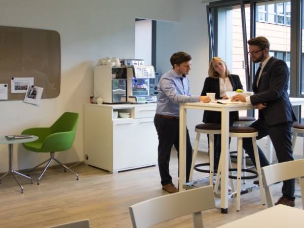 Helle und moderne Büroräume und offene Arbeitsplätze direkt im Düsseldorfer Medienhafen — Bild 1