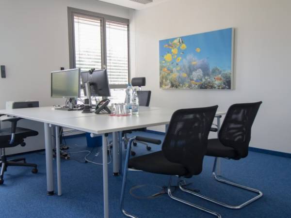 Helle und moderne Büroräume und offene Arbeitsplätze direkt im Düsseldorfer Medienhafen — Bild 3