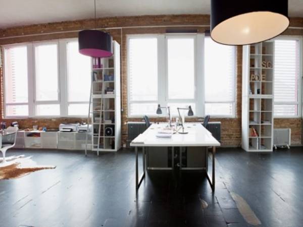 Arbeitsplätze in stilvollem Loft einer Kreativagentur mieten — Bild 1