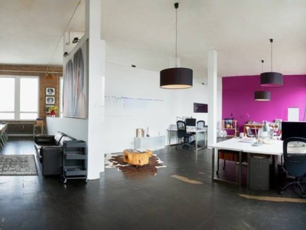 Arbeitsplätze in stilvollem Loft einer Kreativagentur mieten — Bild 2