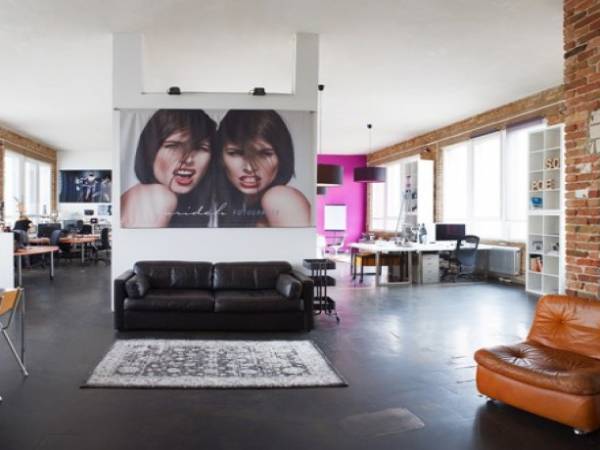 Arbeitsplätze in stilvollem Loft einer Kreativagentur mieten — Bild 3