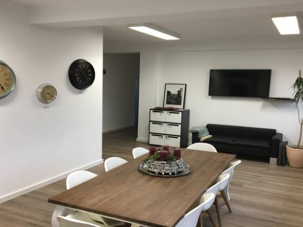 Modern ausgestattete Büroräume in großer Bürogemeinschaft zu vermieten — Bild 1