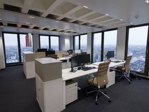 Ein voll ausgestattetes Büro über den Dächern der Frankfurter Innenstadt — Bild 1