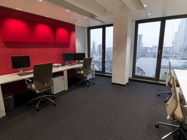 Ein voll ausgestattetes Büro über den Dächern der Frankfurter Innenstadt — Bild 2