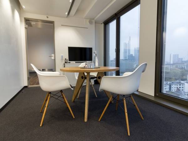 Ein voll ausgestattetes Büro über den Dächern der Frankfurter Innenstadt — Bild 3