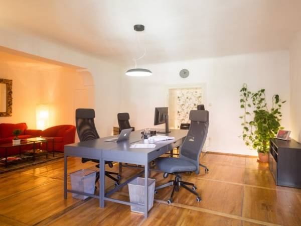 Voll ausgestatteter Arbeitsplatz in modernem Shared Workspace — Bild 2
