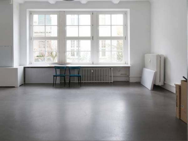 Heller Büroraum in Jahrhundert-Villa — Bild 3