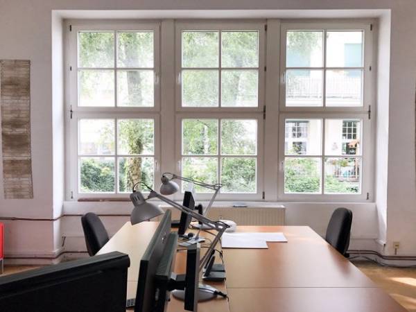 Heller Büroraum in Jahrhundert-Villa — Bild 1