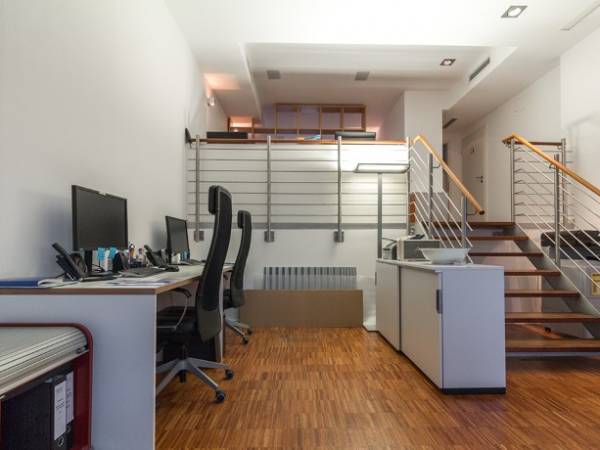Zwei Möblierte Arbeitsplätze in modern-industriellem Co-Working Space zu vermieten — Bild 2