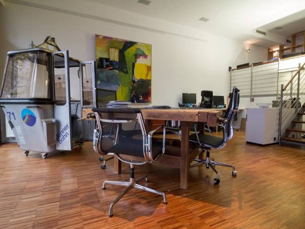 Zwei Möblierte Arbeitsplätze in modern-industriellem Co-Working Space zu vermieten — Bild 3