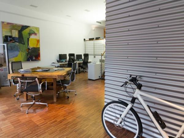 Zwei Möblierte Arbeitsplätze in modern-industriellem Co-Working Space zu vermieten — Bild 1