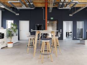 Offene Arbeitsplätze in einer hellen und kreativen Bürogemeinschaft in Berlin zu vermieten
