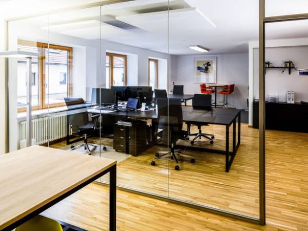 Modern eingerichtete Arbeitsplätze in Stuttgart-Mitte zu vermieten — Bild 1