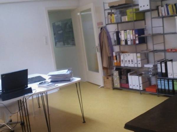 Arbeitsplätze in geräumigem Büroraum mit netter Bürogemeinschaft — Bild 1