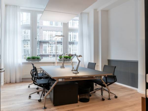Büroräume und offene Arbeitsplätze in nagelneuem Work Space am Hamburger Fleet mieten — Bild 1