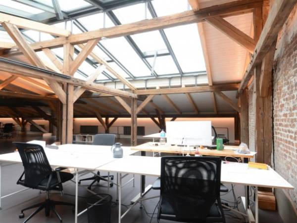 Ein Raum sowie offene Arbeitsplätze in charmantem Büro im Karolinenviertel zu vermieten — Bild 1