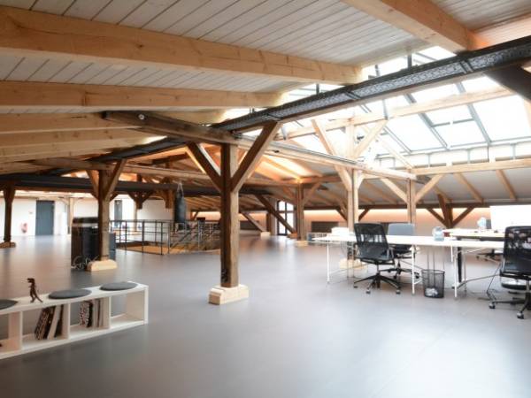 Ein Raum sowie offene Arbeitsplätze in charmantem Büro im Karolinenviertel zu vermieten — Bild 2