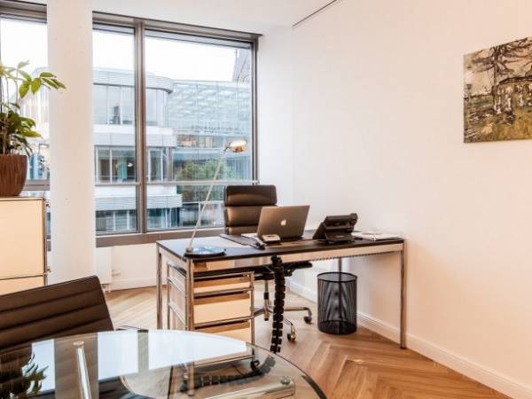 Arbeitsplätze und Einzelbüros in exklusivem Businesscenter im Herzen Hamburgs — Bild 1