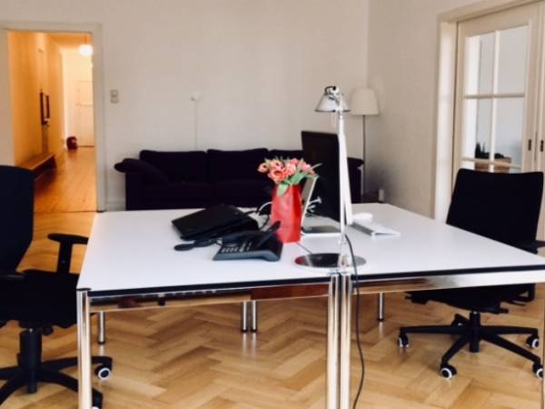 Voll ausgestattete Arbeitsplätze und ein Büroraum in Elmshorn nähe Hamburg — Bild 1