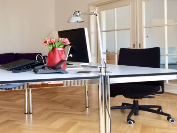 Voll ausgestattete Arbeitsplätze und ein Büroraum in Elmshorn nähe Hamburg — Bild 2
