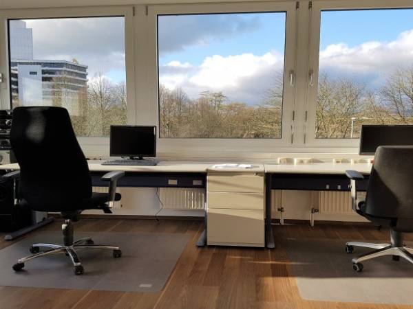 Ausgestattete Arbeitsplätze in großzügigem und hellem Büro in Schwalbach mieten — Bild 1
