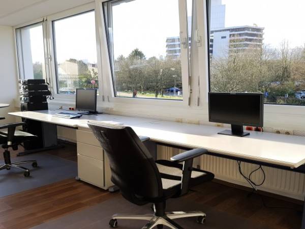 Ausgestattete Arbeitsplätze in großzügigem und hellem Büro in Schwalbach mieten — Bild 2