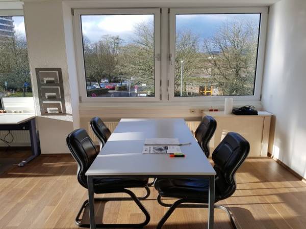 Ausgestattete Arbeitsplätze in großzügigem und hellem Büro in Schwalbach mieten — Bild 3