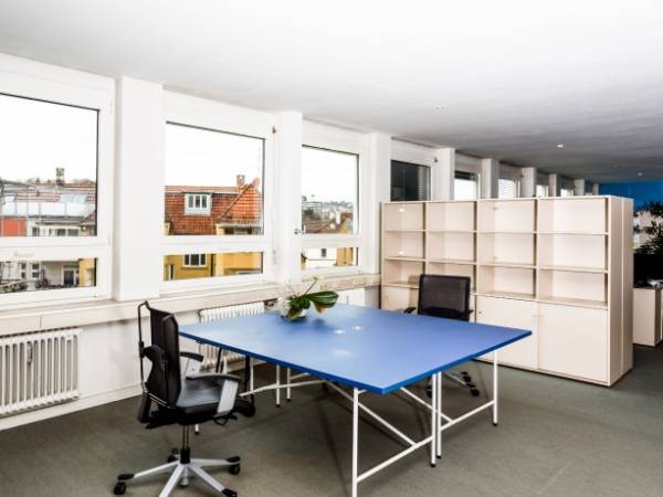 Arbeitsplätze in hellem Großraumbüro mit Blick auf die Karlshöhe — Bild 1