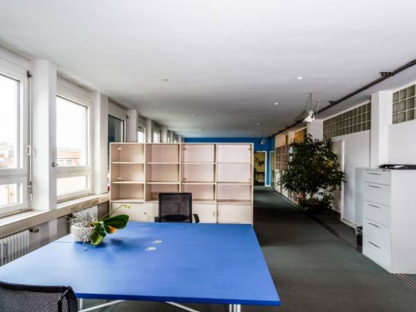 Arbeitsplätze in hellem Großraumbüro mit Blick auf die Karlshöhe — Bild 2