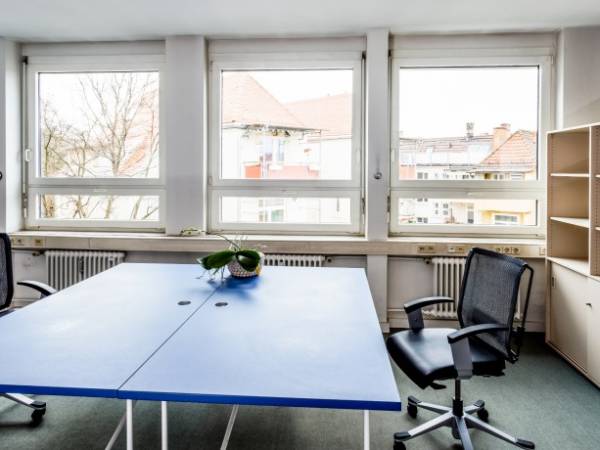 Arbeitsplätze in hellem Großraumbüro mit Blick auf die Karlshöhe — Bild 3