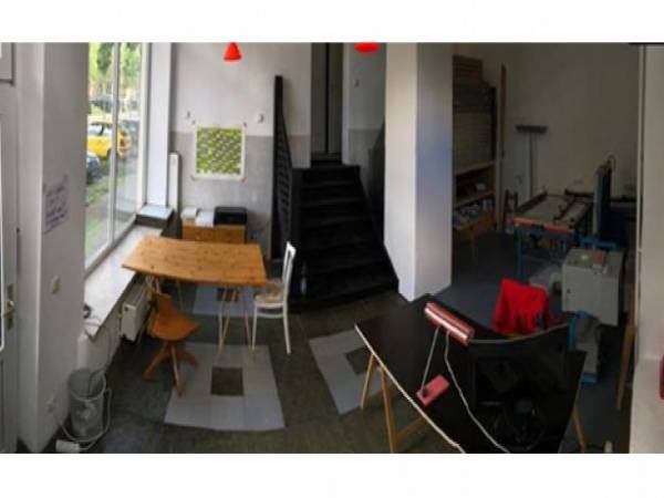 Arbeitsplätze in Ladenatelier mit großen Schaufenstern — Bild 1