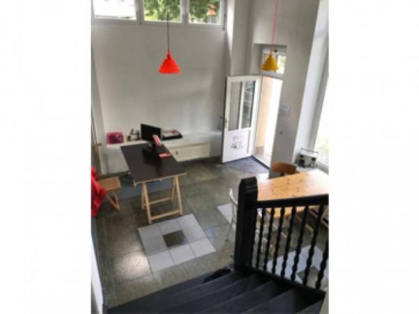 Arbeitsplätze in Ladenatelier mit großen Schaufenstern — Bild 2
