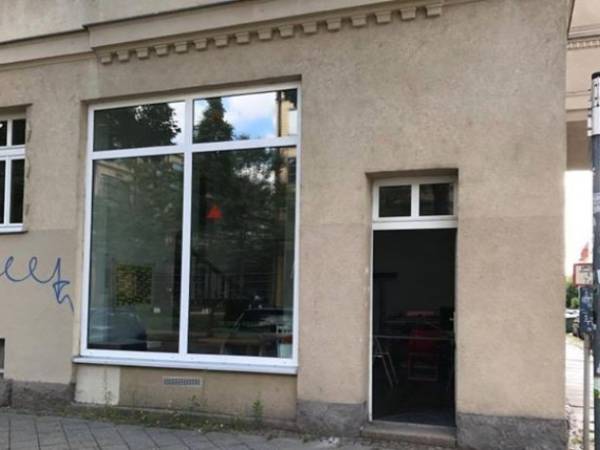 Arbeitsplätze in Ladenatelier mit großen Schaufenstern — Bild 3
