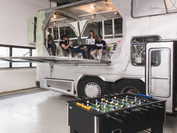 Komplett ausgestattete offene Arbeitsplätze in einem Makerspace in Berlin Treptow zu vermieten — Bild 1