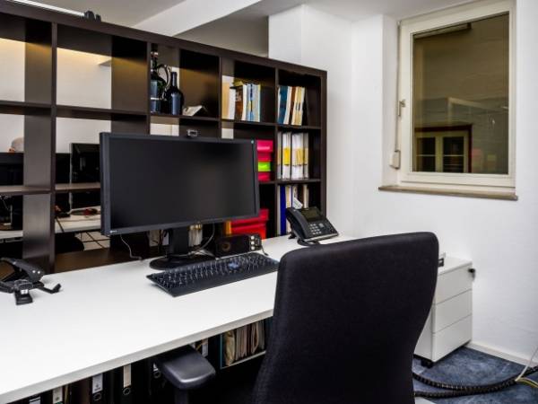 Arbeitsplätze in edel ausgestattetem Büro in Esslingen — Bild 1