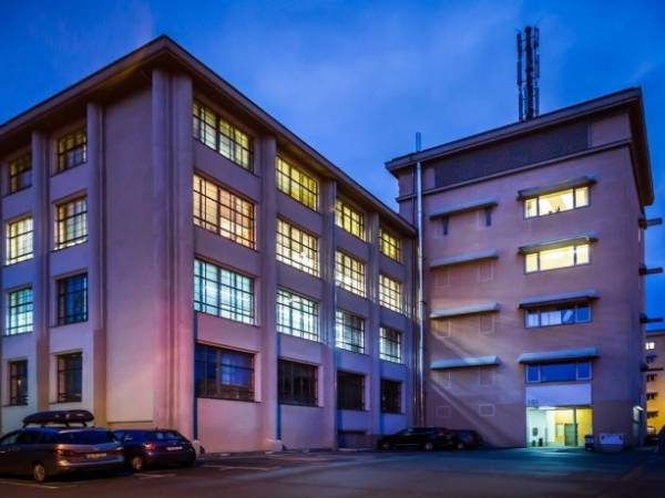 Komplett ausgestattete und moderne Arbeitsplätze in hellem Büroloft in Dresden — Bild 1