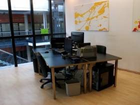 Büroraum und Arbeitsplätze im Mediapark