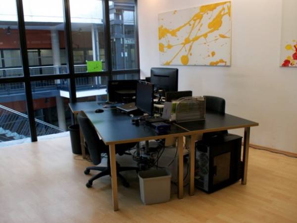 Büroraum und Arbeitsplätze im Mediapark — Bild 2